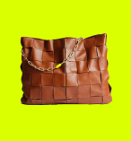 Bolsa de couro com alça dourada